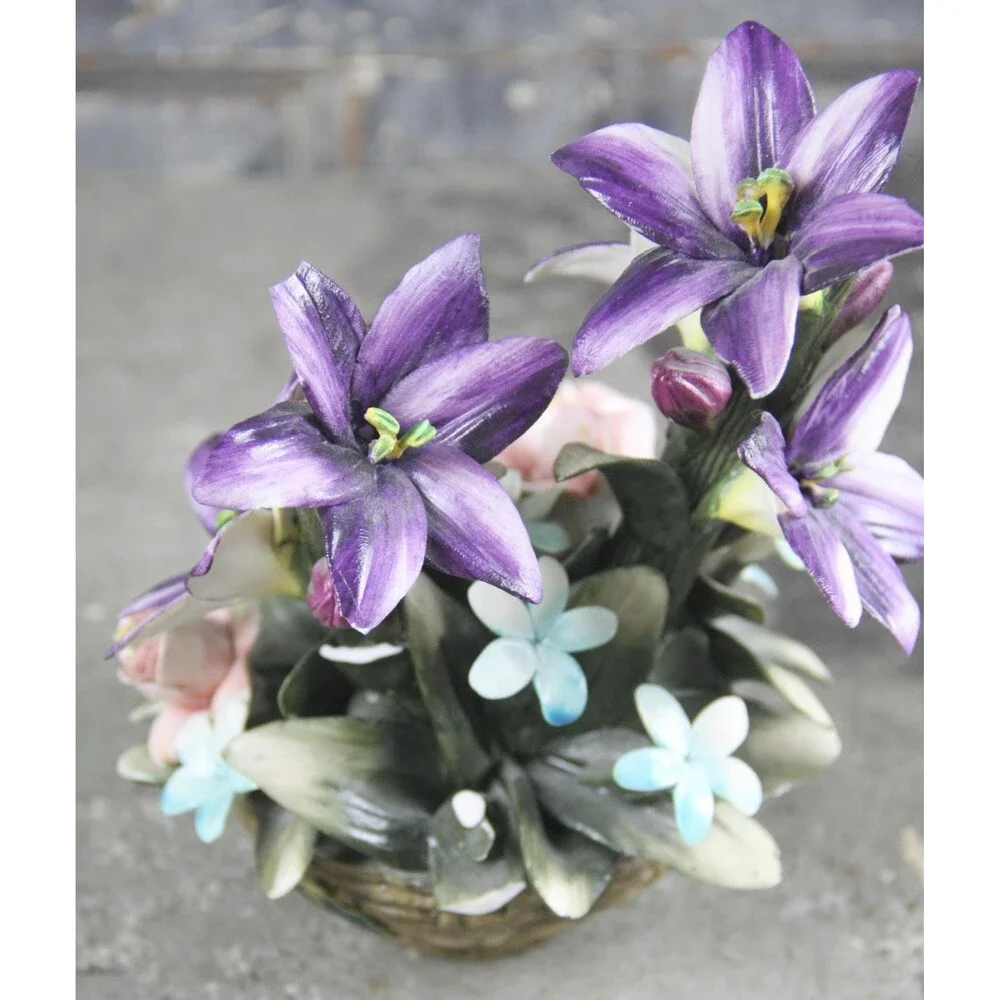 Nuova Italian Capodimonte ceramic floral arrangement with lilies, Naples, Italy - Picture 6 of 8